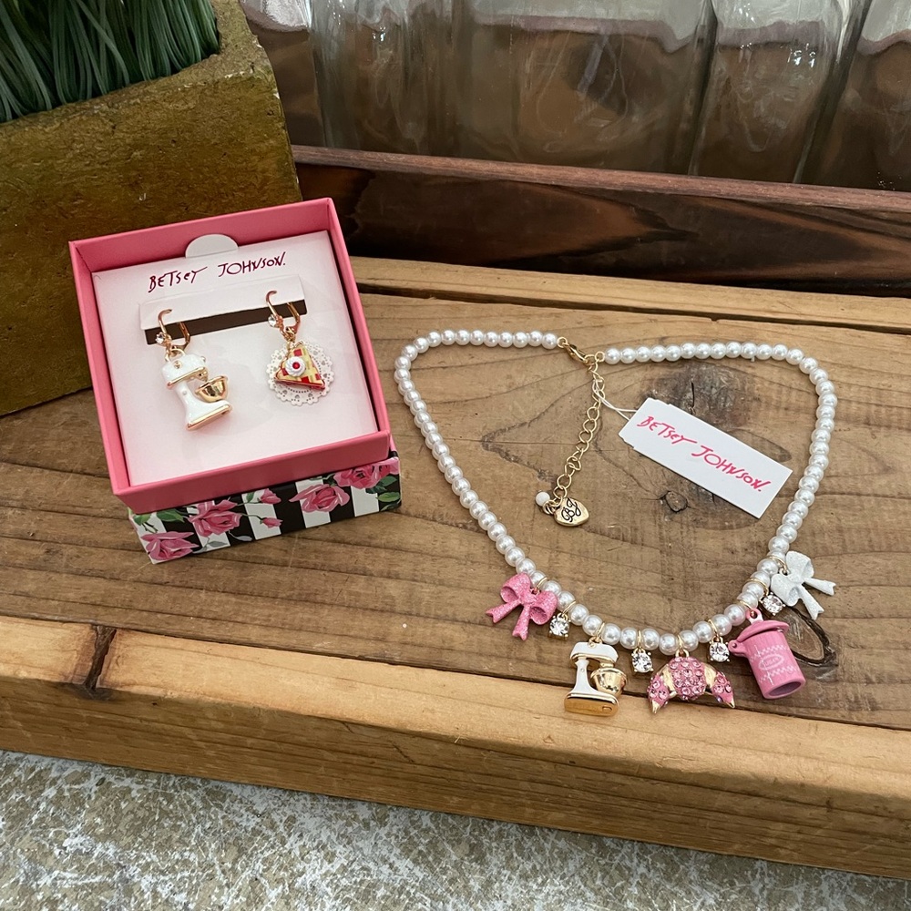 BETSEY JOHNSON WHITE PEARL MIXER CHARM NECKLACE & MATCHING EARRINGS